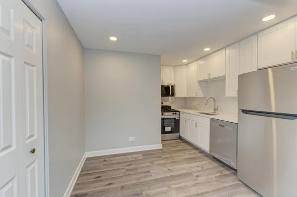$2,000 | 2440 Waterbury Drive, Unit 305, Woodridge, IL 60517