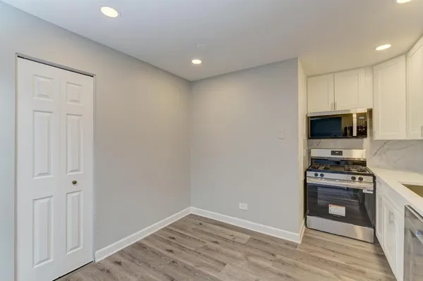 $2,000 | 2440 Waterbury Drive, Unit 305, Woodridge, IL 60517