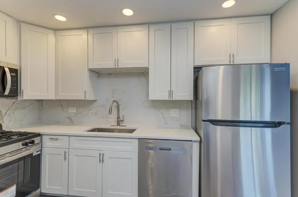 $2,000 | 2440 Waterbury Drive, Unit 305, Woodridge, IL 60517