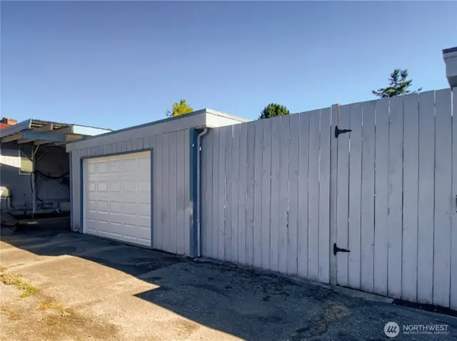 a view of a house with backyard