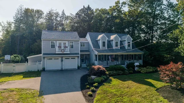 a view of a house with backyard and garden