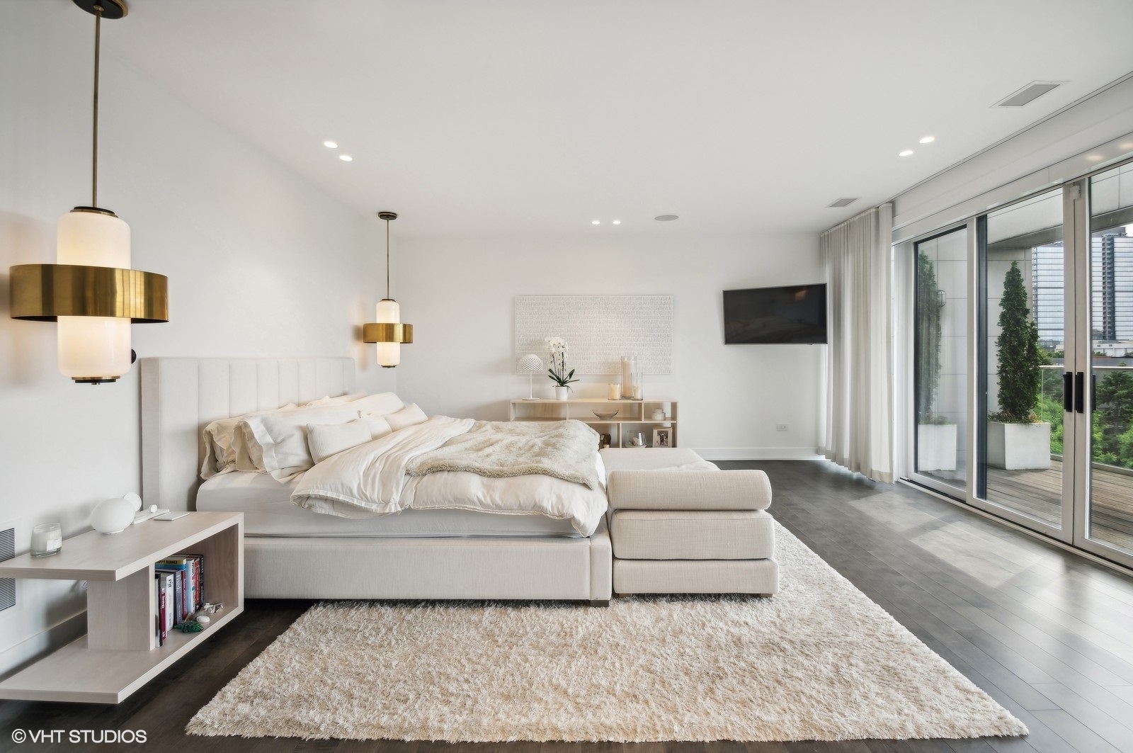 1625 North Burling Street, Unit 401 Chicago, IL 60614 - Photo 14 of 42 a living room with furniture and a rug