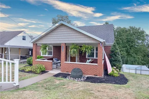 a view of a house with backyard and porch