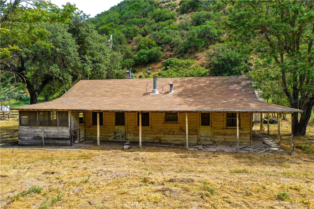 124 Lockwood San Ardo Road San Ardo, CA 93450 - Photo 9 of 13 a backyard of a house with barbeque oven