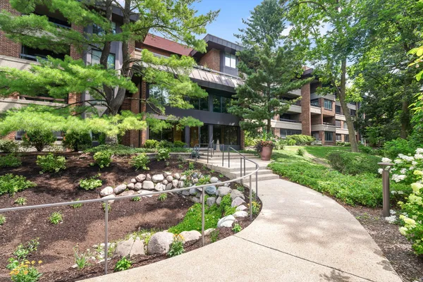 $699,000 | 1409 Burr Oak Road, Unit 315A, Hinsdale, IL 60521