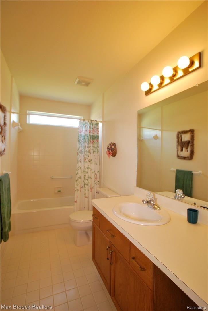 3293 Fairgrove Terrace Rochester, MI 48309 - Photo 19 of 37 Hall bath with tub/shower.