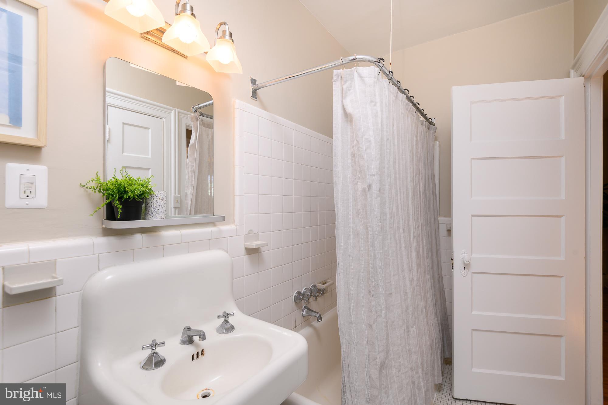 2022 Columbia Road Northwest, Unit 309 Washington, DC 20009 - Photo 16 of 19