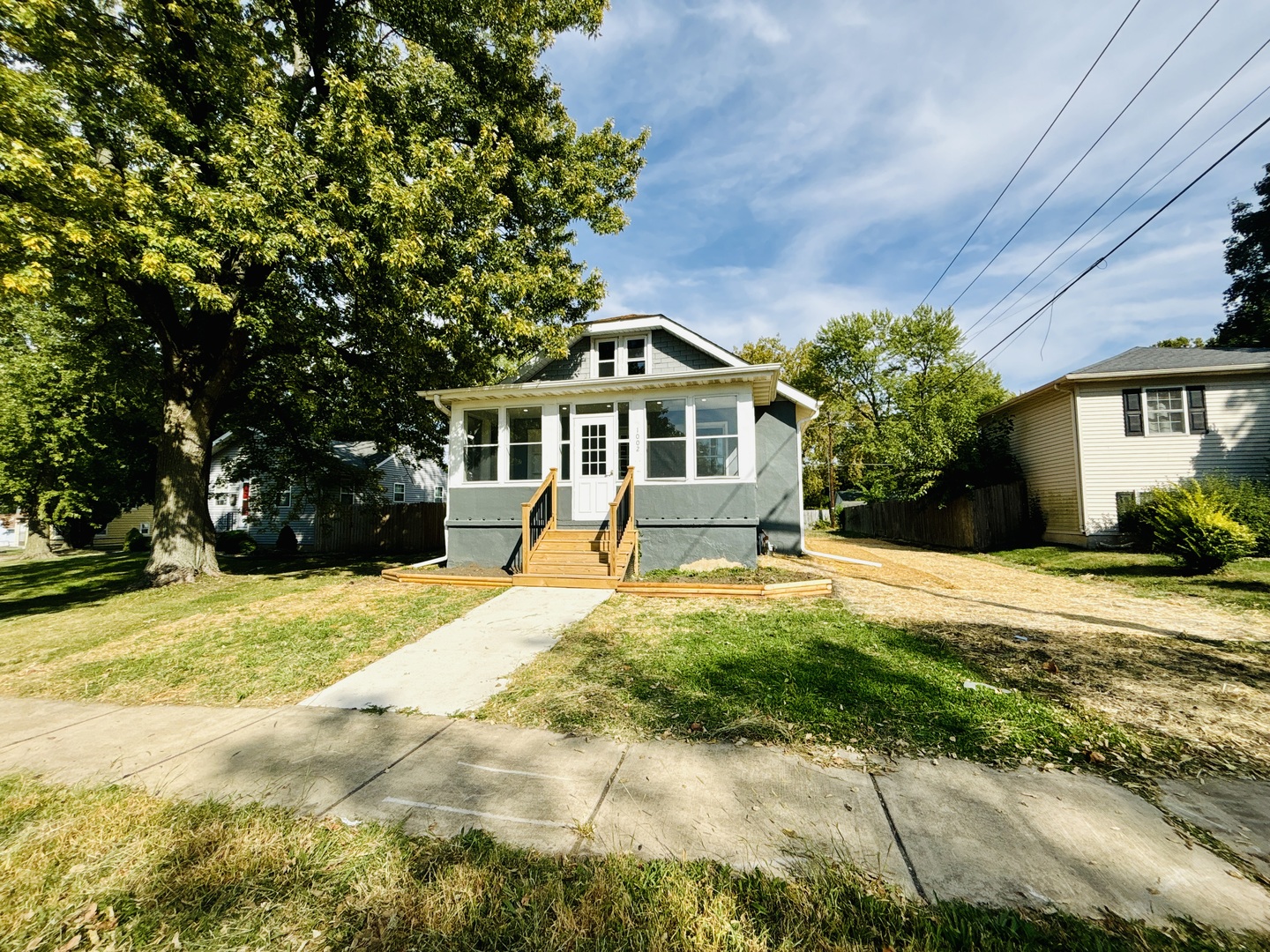 1002 Adams Street Ottawa, IL 61350 - Photo 2 of 14 a house with palm tree in front of it