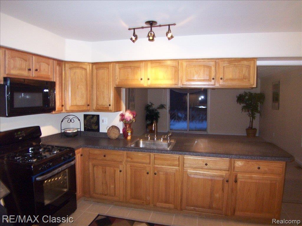 15600 Springhill Street Romulus, MI 48174 - Photo 2 of 13 SPRINGHILL 006
