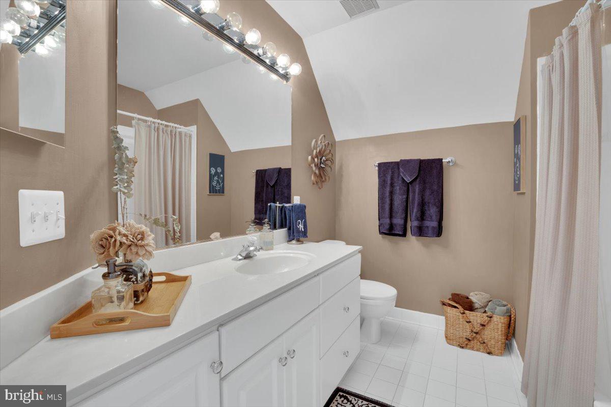 16886 Ivandale Road Hamilton, VA 20158 - Photo 42 of 68 En-Suite Bath to the Guest Bedroom