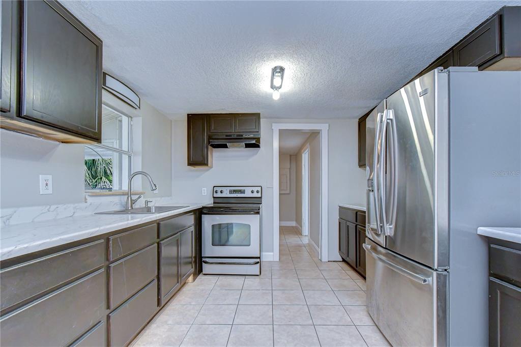 204 7th Street Southwest Ruskin, FL 33570 - Photo 6 of 20