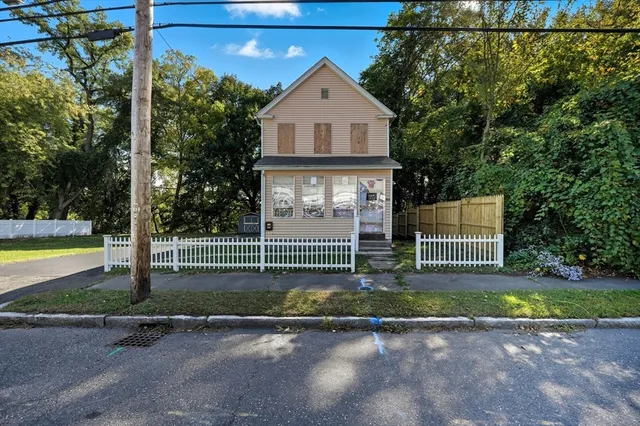 a view of a house with a yard