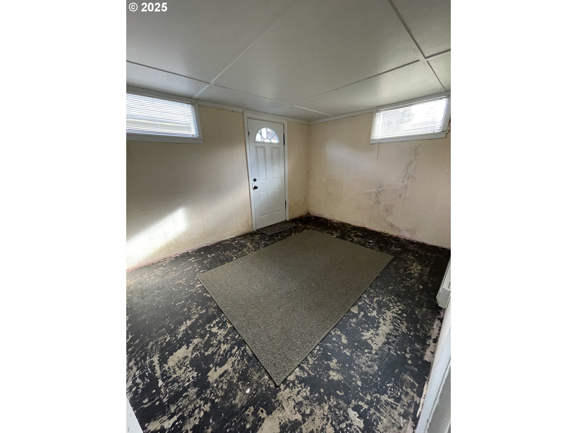 1820 Dogwood Avenue Reedsport, OR 97467 - Photo 21 of 29 a view of a big room with window