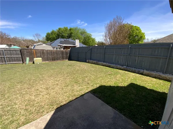 a view of a backyard