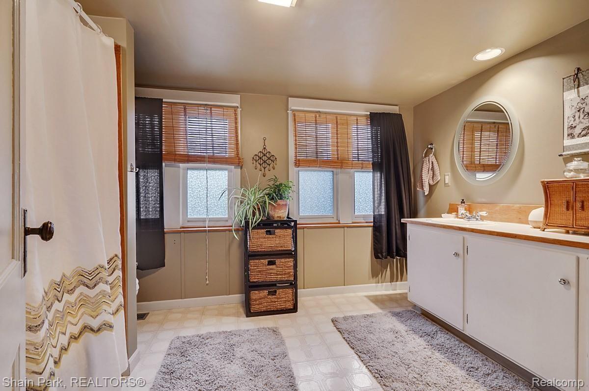 322 Ferndale Avenue Rochester, MI 48307 - Photo 19 of 27 Full Bath, Second Level.jpg