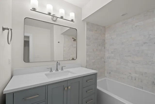 $6,000 | 1025 East 48th Street, Chicago, IL 60615