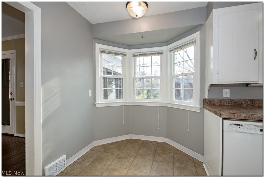 3695 Strathavon Road Cleveland, OH 44120 - Photo 12 of 32