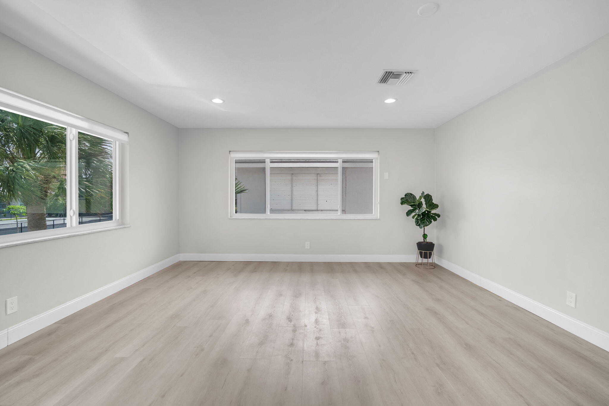 3213 Colony Club Road, Unit 4E Pompano Beach, FL 33062 - Photo 19 of 30 Living / Dining Area