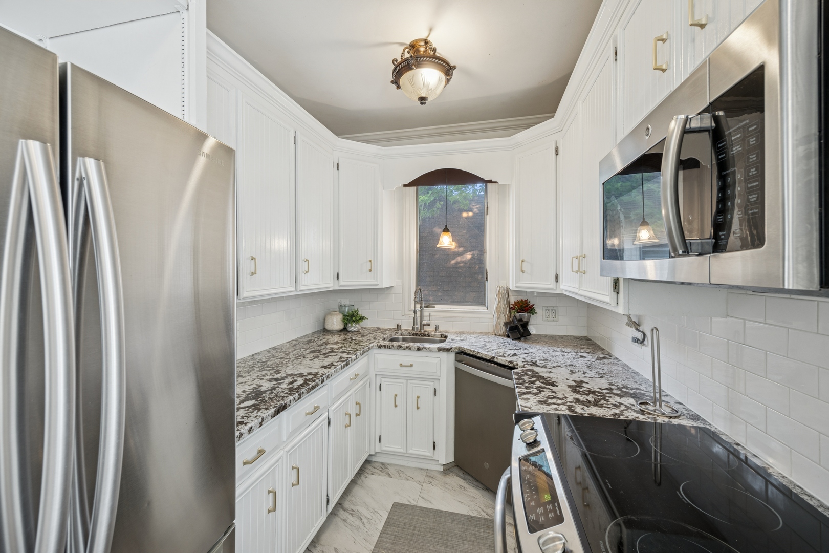 138 Clinton Avenue, Unit 2 Oak Park, IL 60302 - Photo 4 of 12 a kitchen with a sink stove and refrigerator