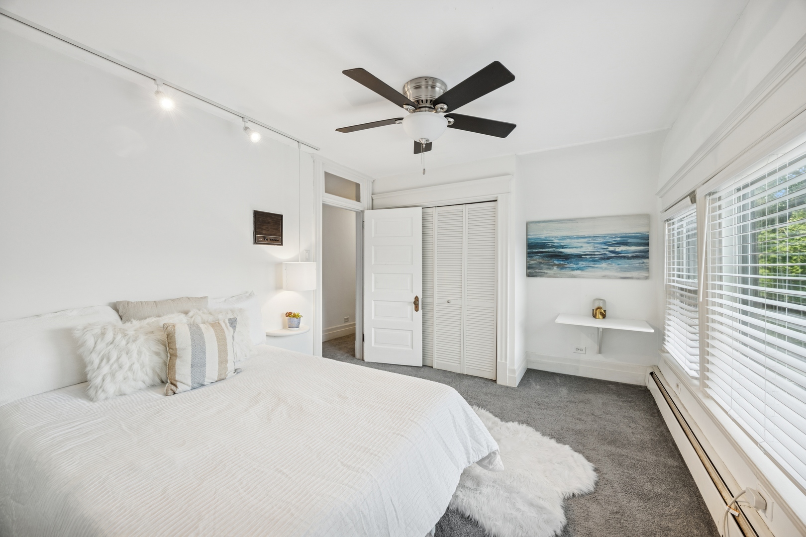 138 Clinton Avenue, Unit 2 Oak Park, IL 60302 - Photo 7 of 12 a spacious bedroom with a bed and a window