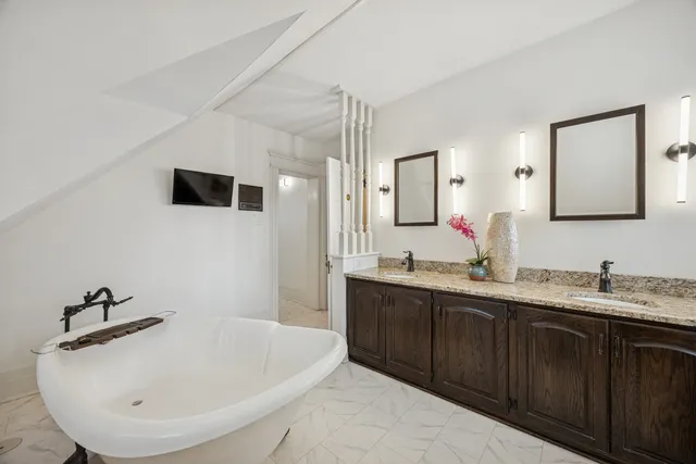 $3,900 | 138 Clinton Avenue, Unit 2, Oak Park, IL 60302