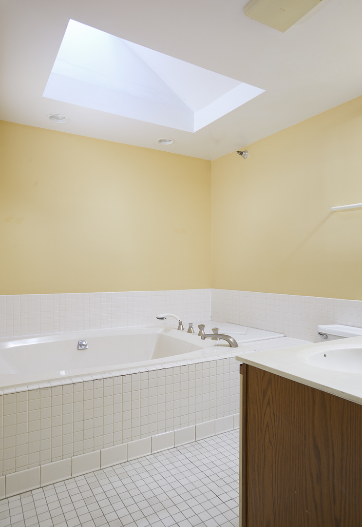 714 South Dearborn Street, Unit 9PH Chicago, IL 60605 - Photo 13 of 26 a bathroom with a bathtub and a sink
