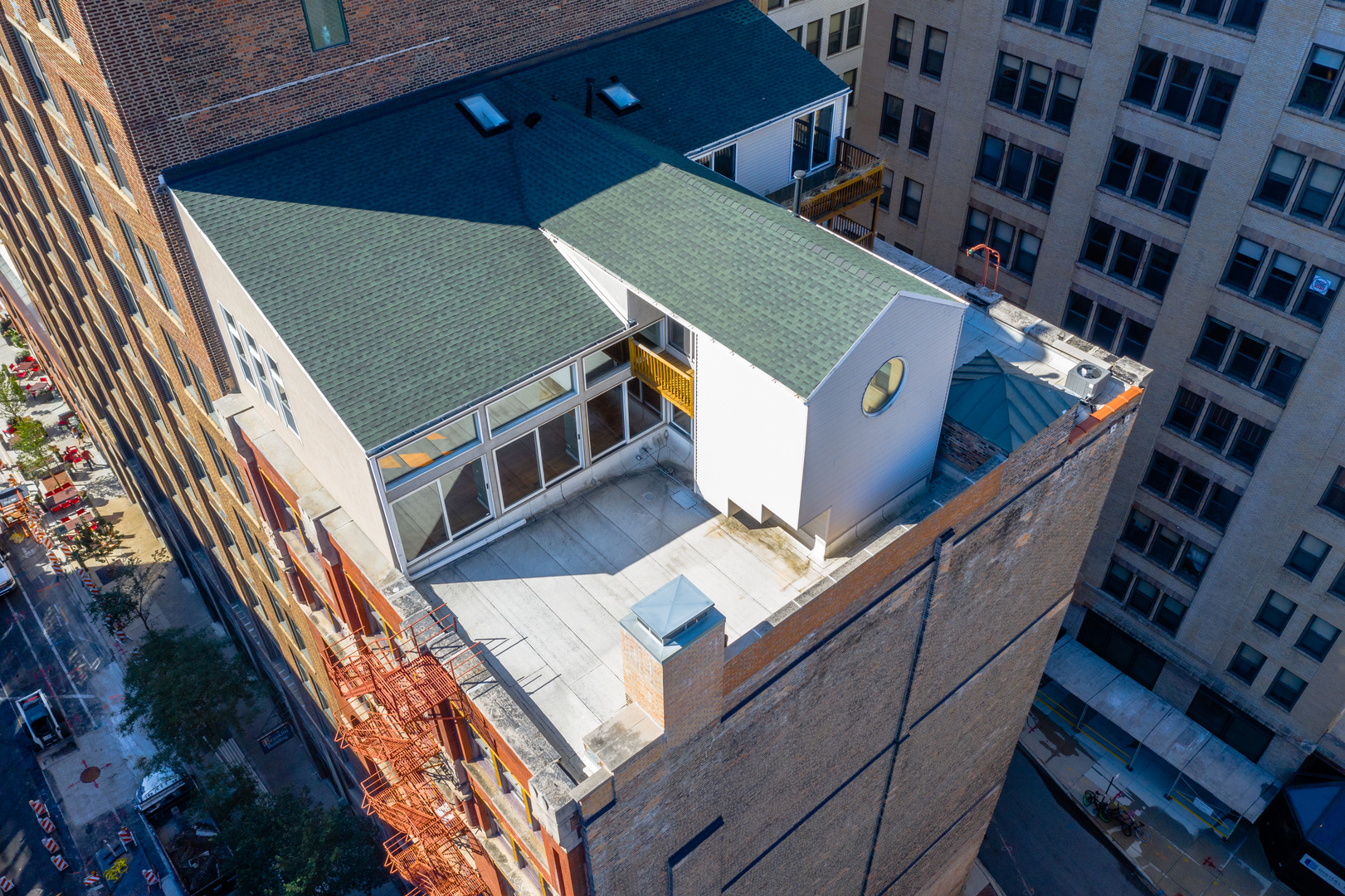 714 South Dearborn Street, Unit 9PH Chicago, IL 60605 - Photo 21 of 26 a view of an buildings in the backyard
