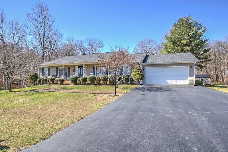 5311 Sundance Road Salem, VA 24153 - Photo 4 of 37 Front Right