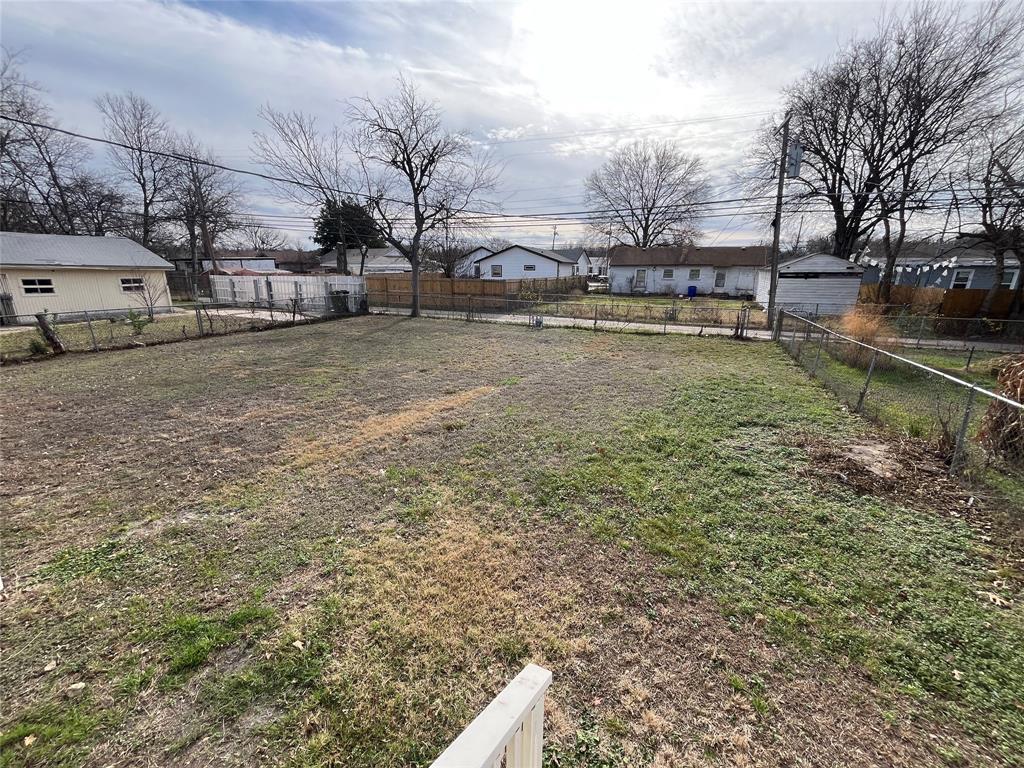 7642 Maxwell Avenue Dallas, TX 75217 - Photo 19 of 20 View of yard with a residential view