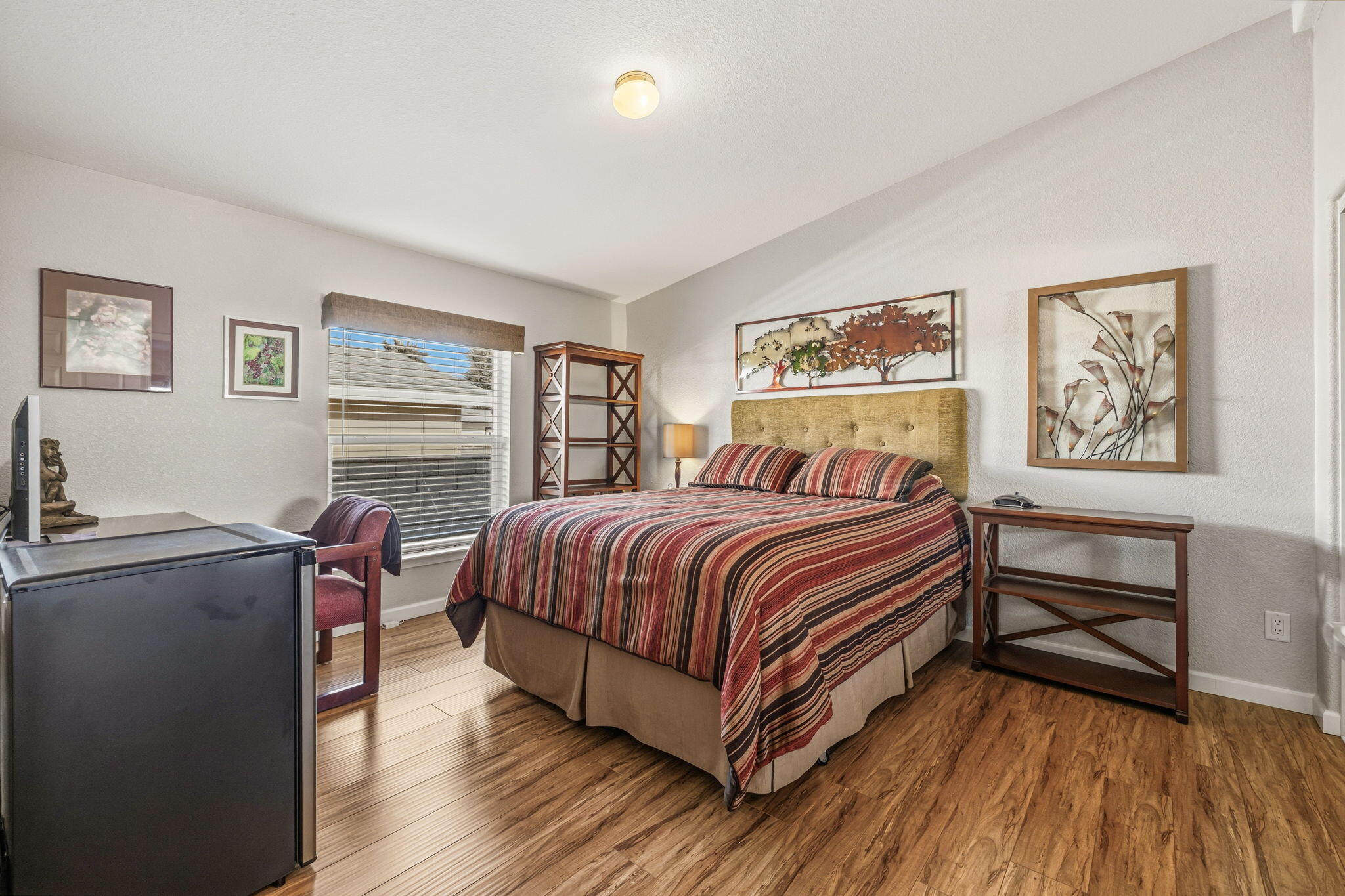 34960 Serenade Thousand Palms, CA 92276 - Photo 28 of 50 a bedroom with a bed and a desk