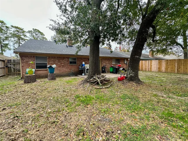a view of a house with backyard and sitting area
