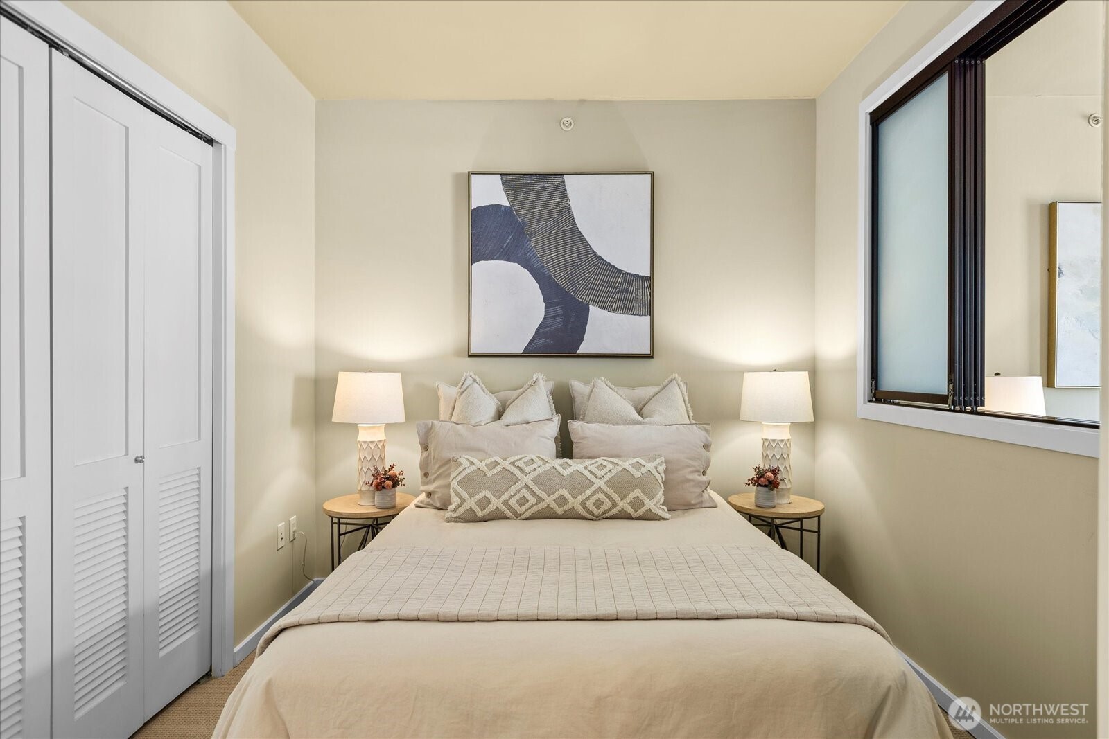 76 Cedar Street, Unit PH07 Seattle, WA 98121 - Photo 18 of 33 a bedroom with a bed and a painting on the wall