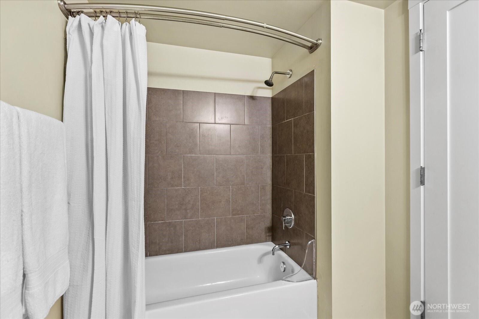 76 Cedar Street, Unit PH07 Seattle, WA 98121 - Photo 20 of 33 a bathroom with a bathtub and a shower