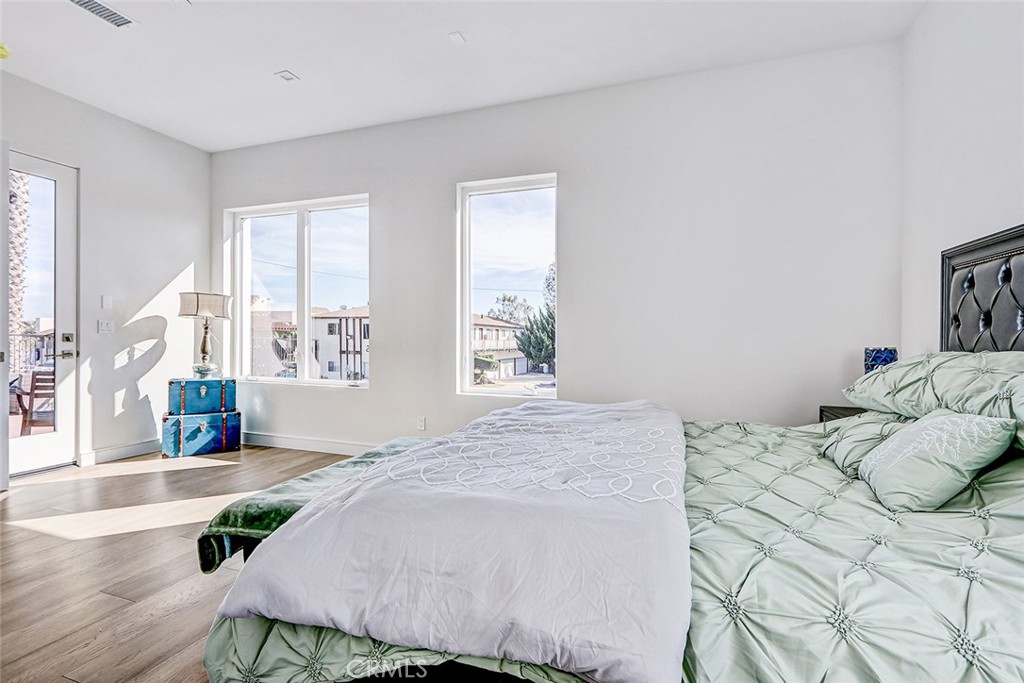 2701 Ruhland Avenue Redondo Beach, CA 90278 - Photo 28 of 38 a bedroom with a large bed and a window