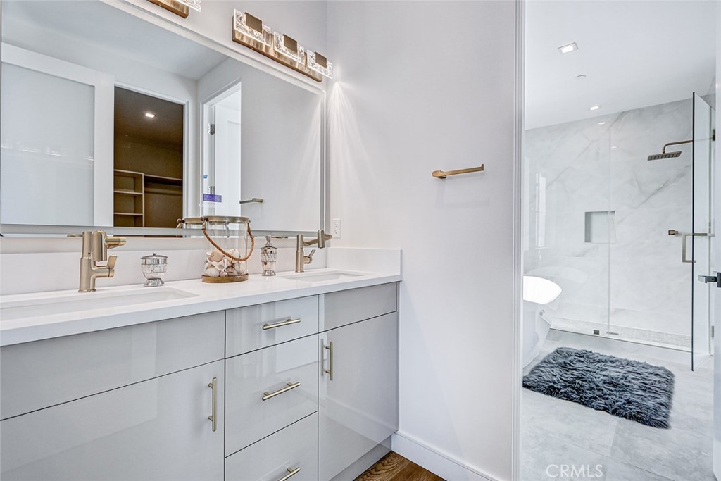 2701 Ruhland Avenue Redondo Beach, CA 90278 - Photo 29 of 38 a bathroom with a sink and a mirror