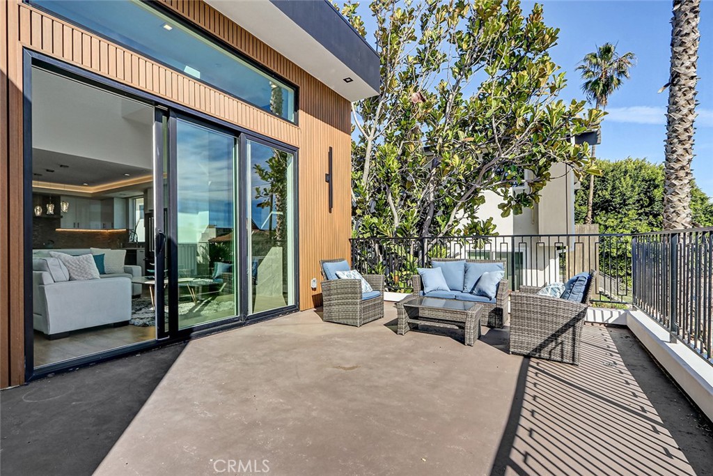 2701 Ruhland Avenue Redondo Beach, CA 90278 - Photo 32 of 38 a building outdoor space with seating space