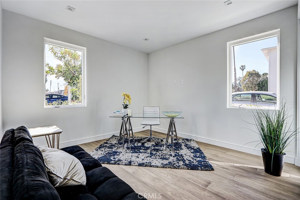 2701 Ruhland Avenue Redondo Beach, CA 90278 - Photo 4 of 38 a living room with furniture