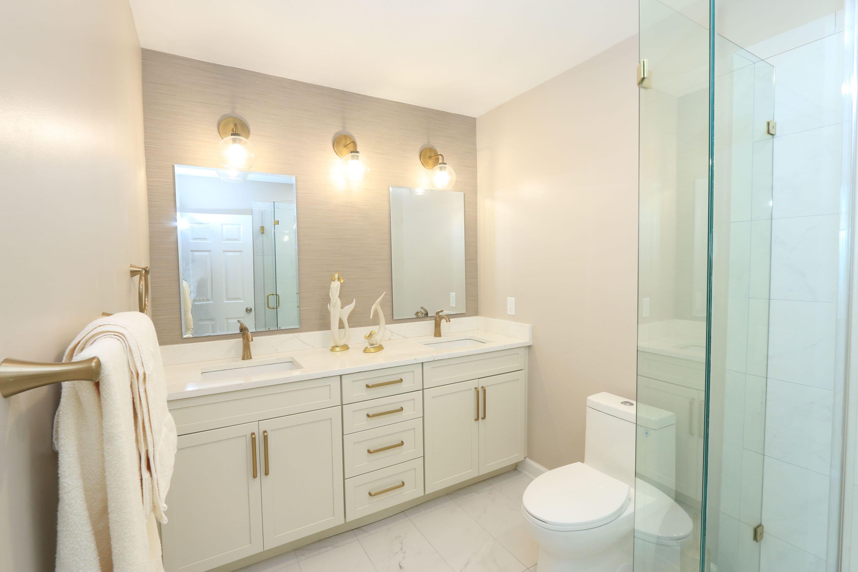 4161 U.S. Highway 1, Unit E3 Jupiter, FL 33477 - Photo 42 of 86 a bathroom with a toilet sink and mirror