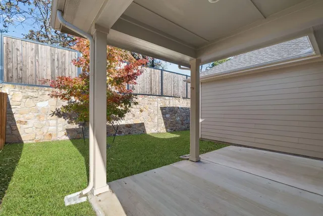 a view of a back yard of the house