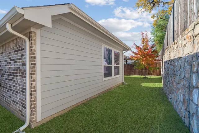 a view of backyard of house and trees