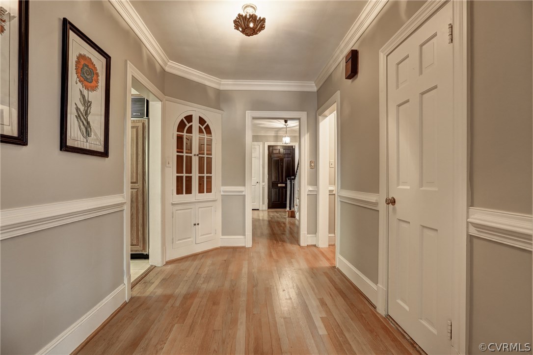 4601 Coventry Road Richmond, VA 23221 - Photo 4 of 43 Foyer hallway