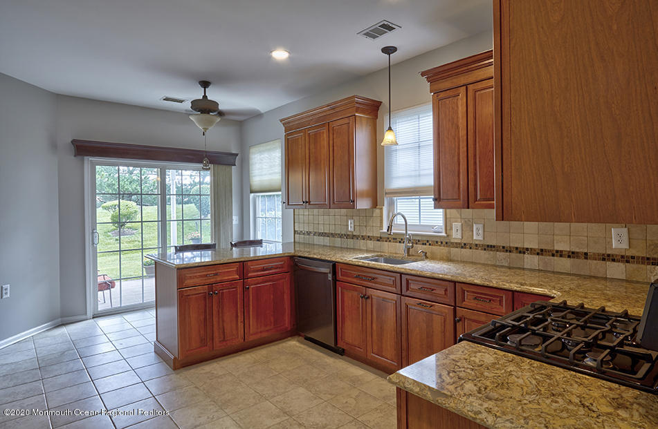 72 Hummingbird Drive Hamilton, NJ 08690 - Photo 7 of 28 72 Hummingbird Dr22 72