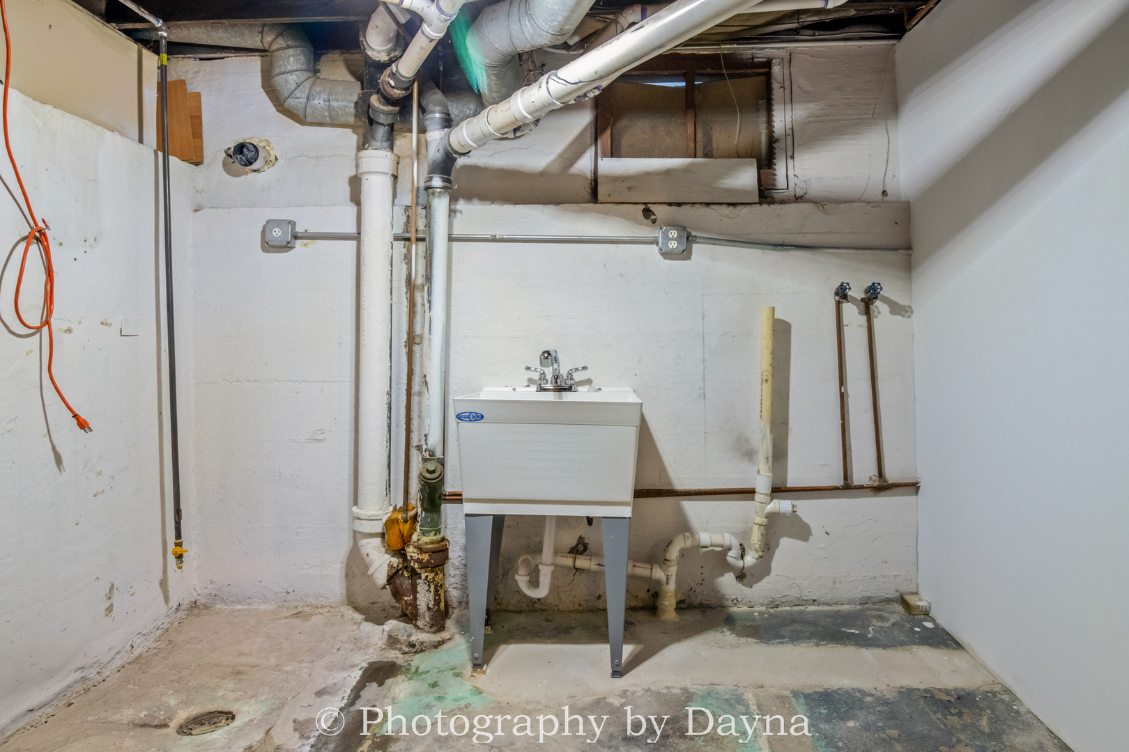 964 South Lincoln Avenue Kankakee, IL 60901 - Photo 27 of 29 a bathroom with a sink and a mirror