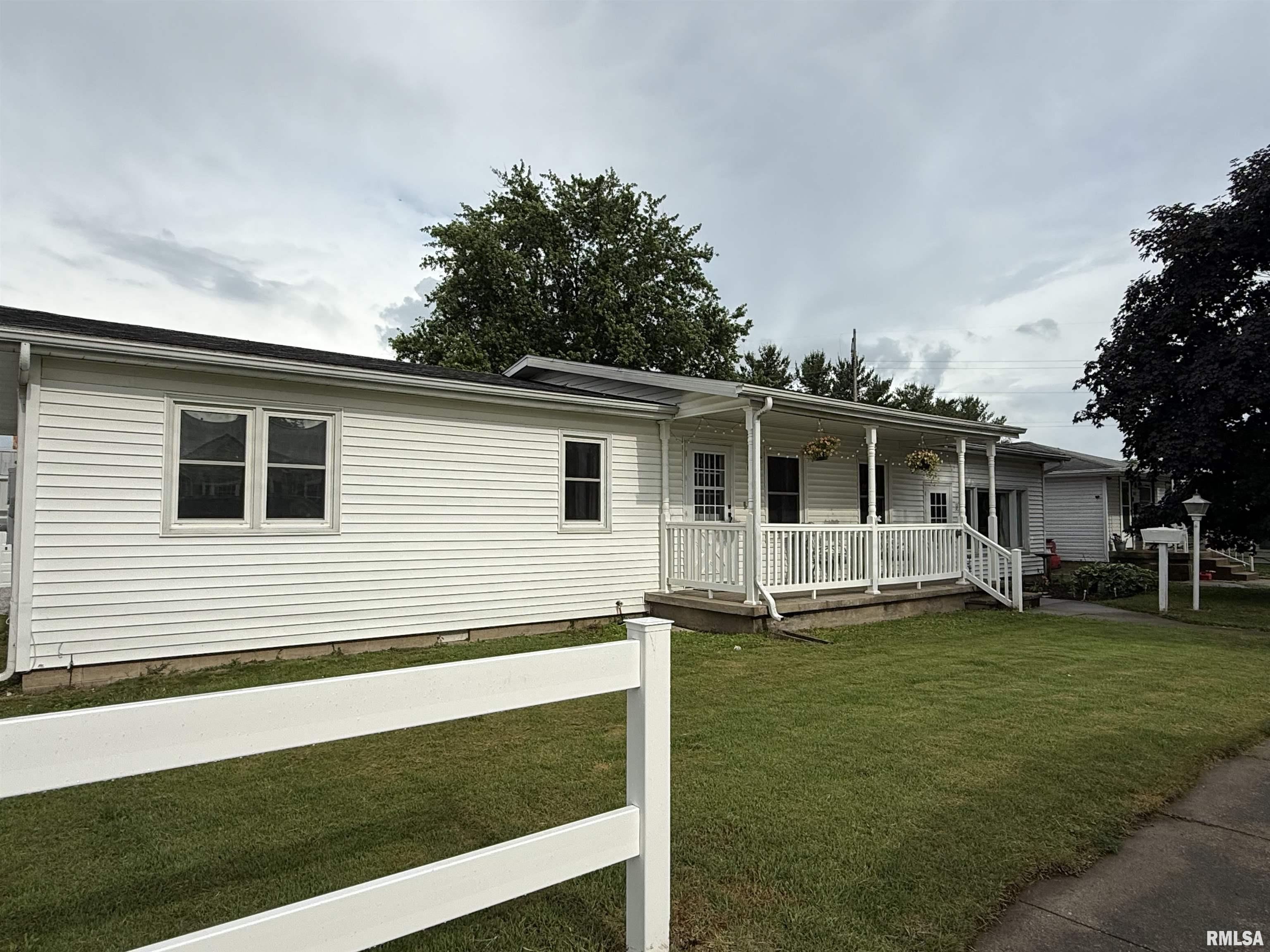 611 South Maple Street Lewistown, IL 61542 - Photo 1 of 59