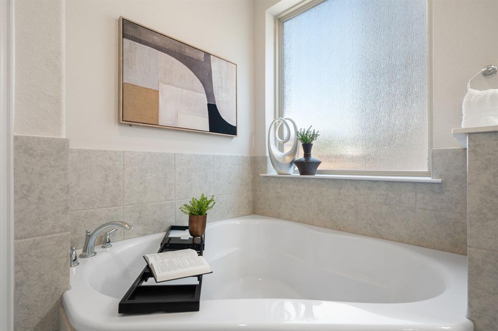 744 Patriot Lane Irving, TX 75060 - Photo 21 of 40 a bathroom with a bathtub