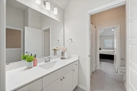 a en suite bathroom with a sink and a mirror