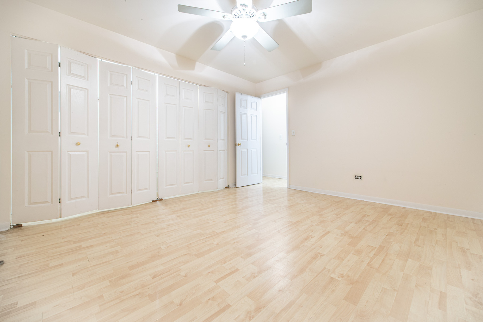 2226 South Goebbert Road, Unit 270 Arlington Heights, IL 60005 - Photo 15 of 27 a view of an empty room