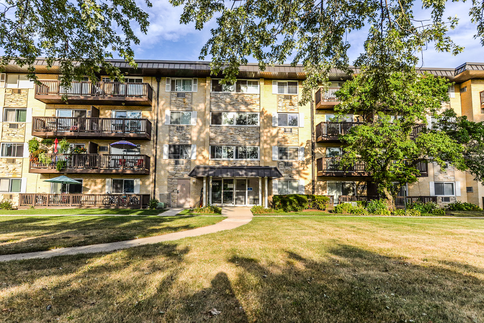 2226 South Goebbert Road, Unit 270 Arlington Heights, IL 60005 - Photo 27 of 27 a front view of a building with a garden