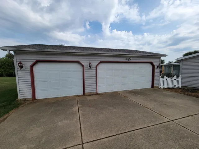 $220,000 | 2027 Coachlight Drive, La Porte, IN 46350