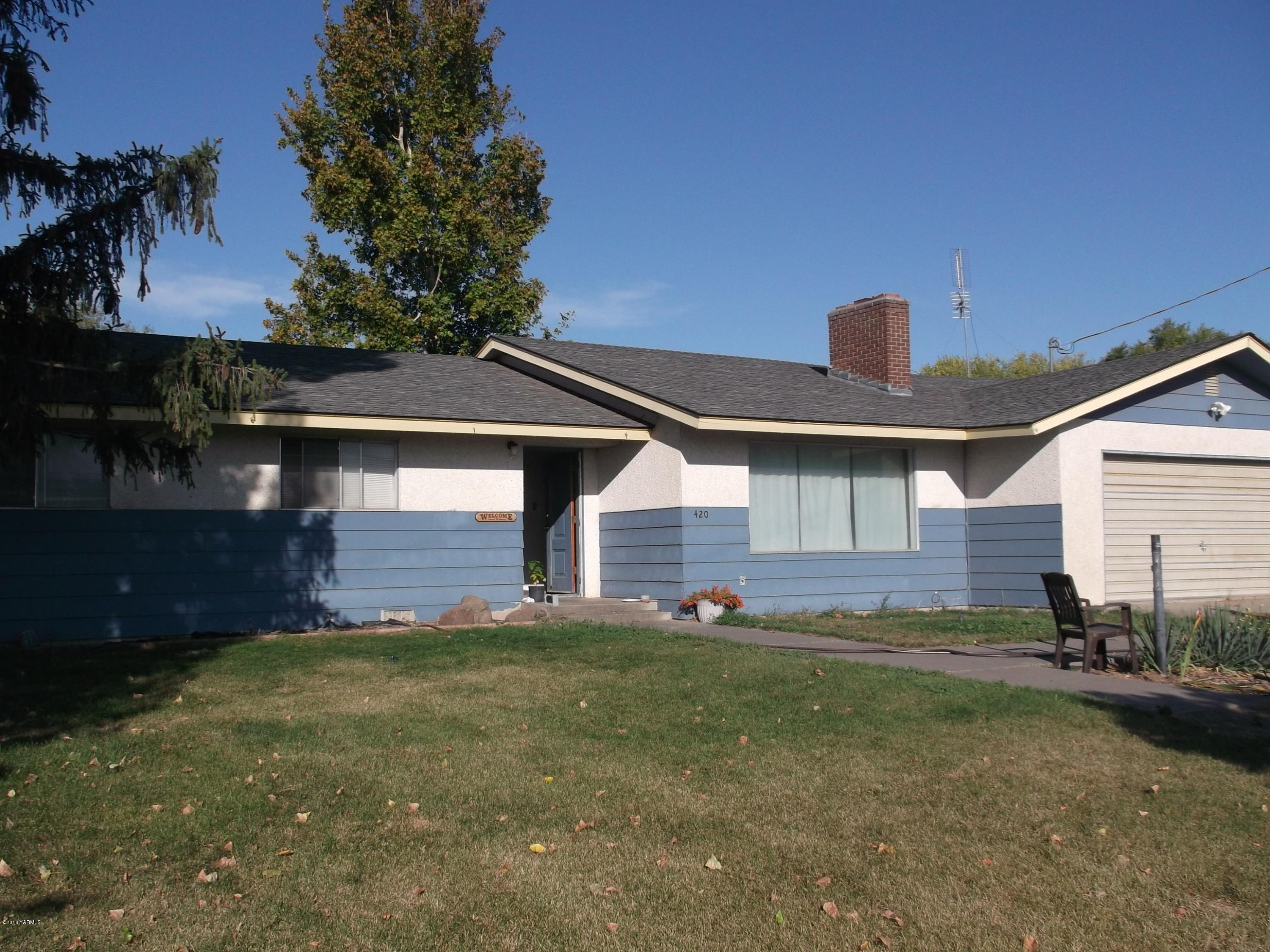420 Albro Road Sunnyside, WA 98944 - Photo 1 of 8 a front view of a house with a yard